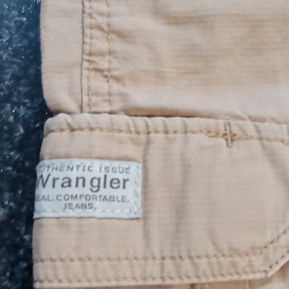 Mens khaki shorts - Picture 3 of 3